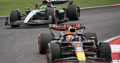 Verstappen beats Hamilton to China Sprint win